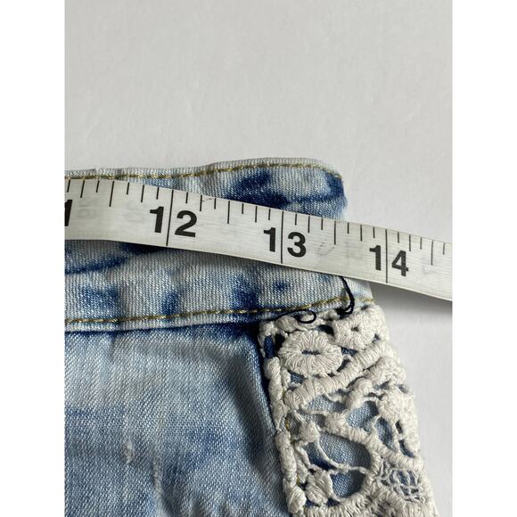 Boom Boom Jeans Acid Wash Blue Lace Accented Hot Shorts Women's Size 4 - Picture 7 of 9